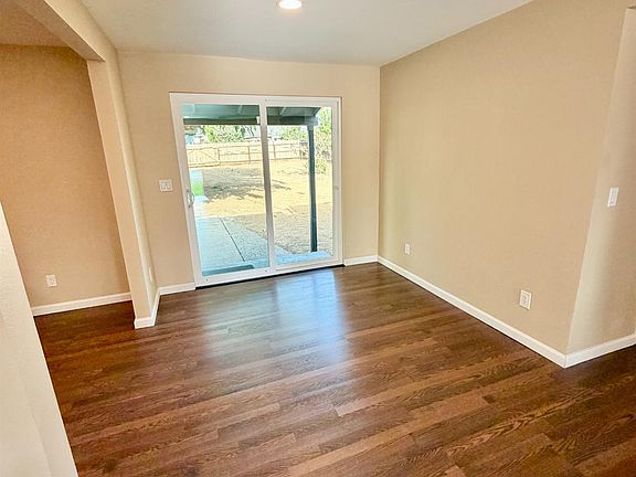 4th image of 1117 Manor Dr