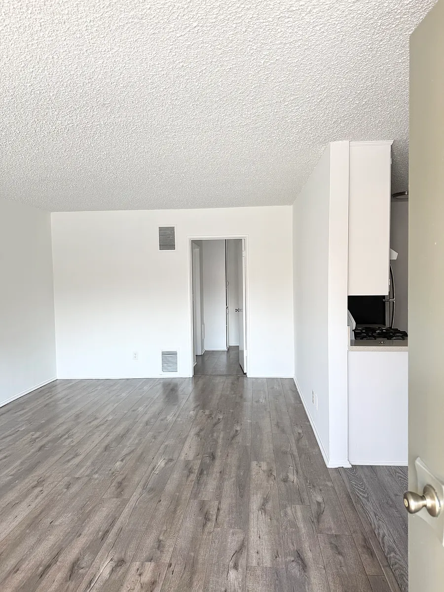 Photo 2 of 12 - 7353 Corbin Ave #32 - Winnetka, CA Building Photo - 7353 Corbin Ave #32