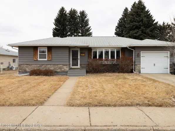 621 8th Ave W, Dickinson, ND 58601