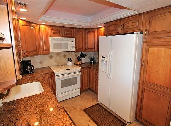 3rd image of 380 Seaview Ct APT 810