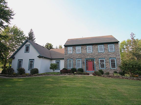 3rd image of 10 Skidmore Dr