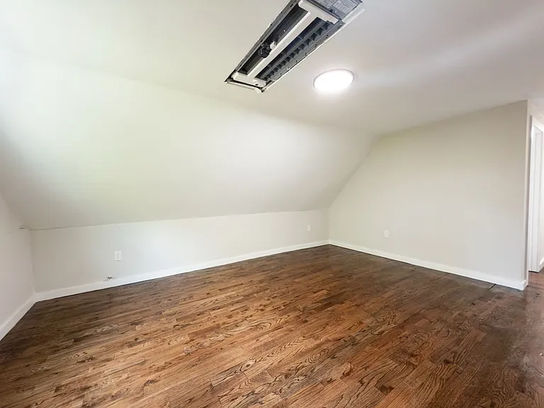 560 Howard Ave — Photo 51