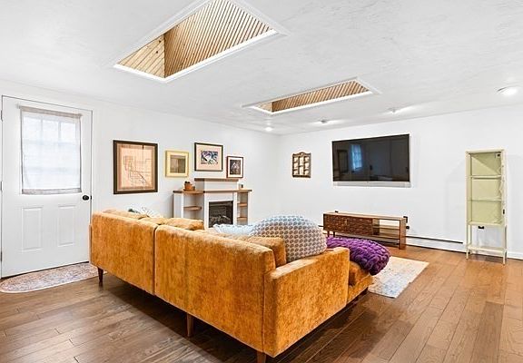 3rd image of 32 Ash St
