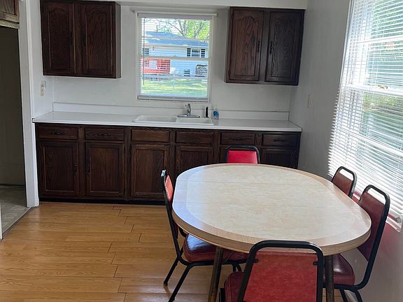 5th image of 623 W Detweiller Dr