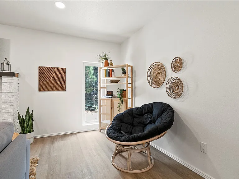 144 Franklyn Ave — Photo 31