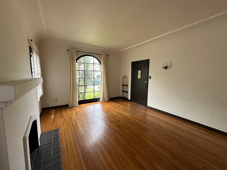 1340 E Harvard St — Photo 6