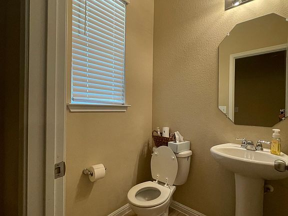3rd image of 314 Crater Lake Dr