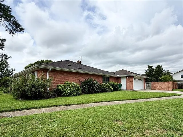 3 bed, 2.0 bath, 2000 sqft, $2,500 — Photo 2
