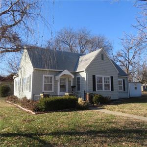 324 S Oak St, Iola, KS, 66749