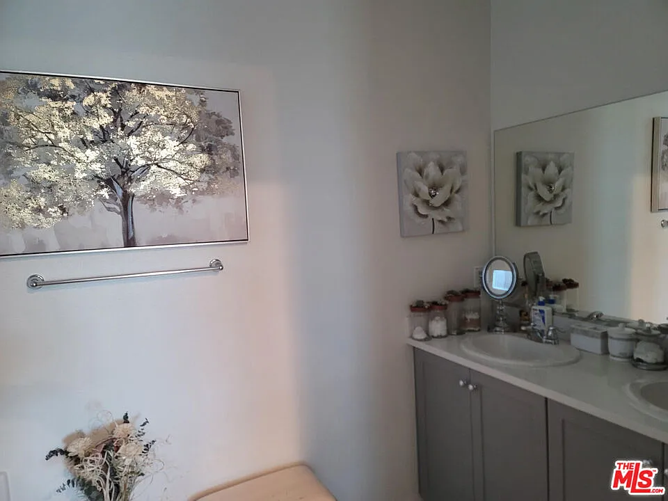4 bed, 3.0 bath, 2355 sqft, $5,950 — Photo 4