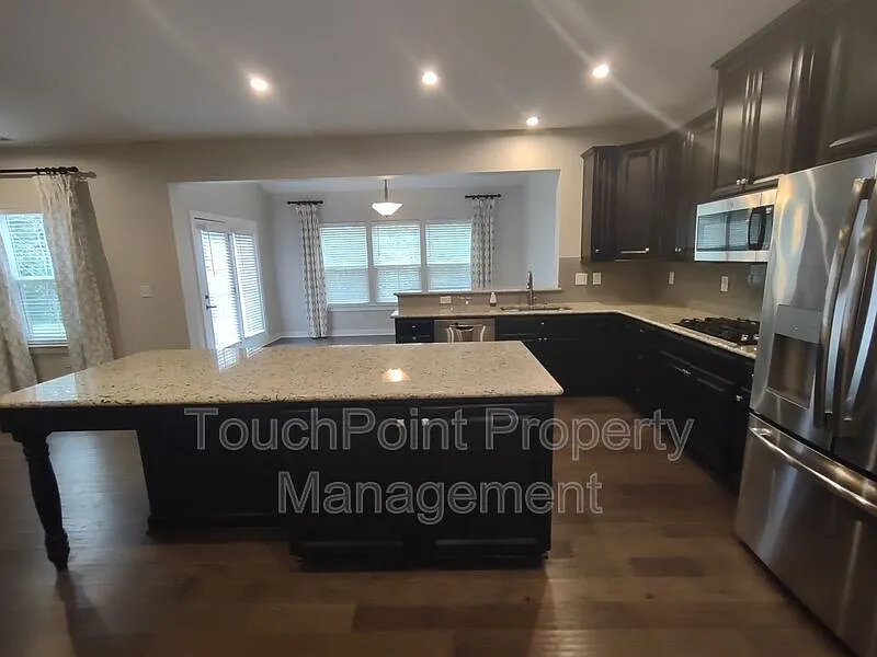4 bed, 3.5 bath, 3220 sqft, $2,800 — Photo 3