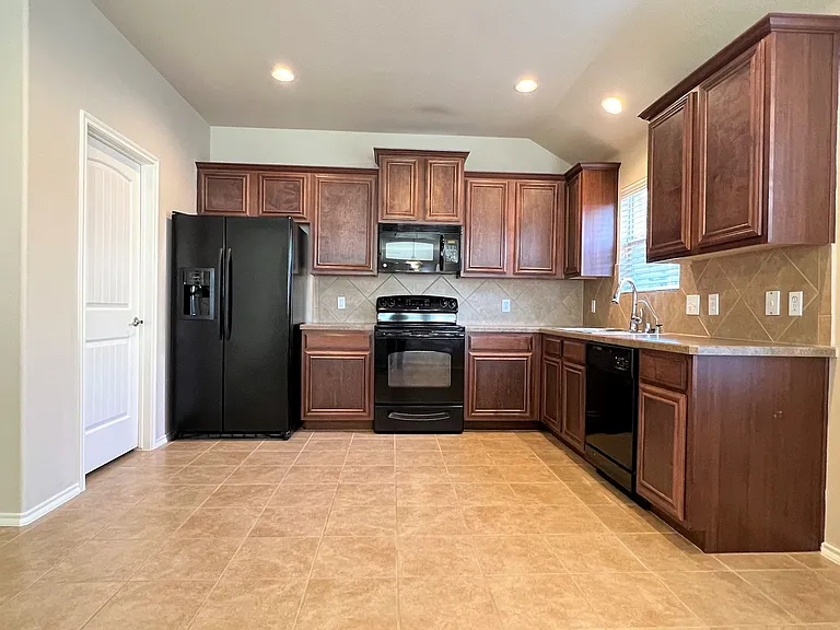 9605 Straightaway Dr — Photo 3