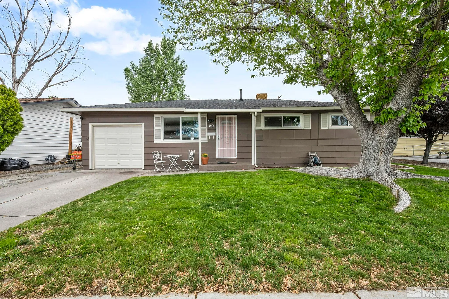 20 E Devere Way photo 1