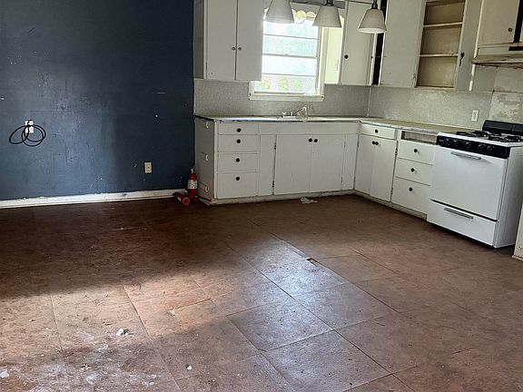 4th image of 166 Thompson St