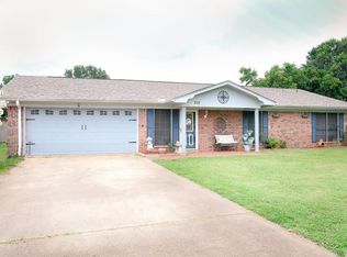 309 Larkspur Ln, Palestine, TX 75803