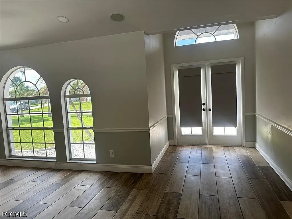 3 bed, 2.0 bath, 1380 sqft, $2,300 — Photo 4