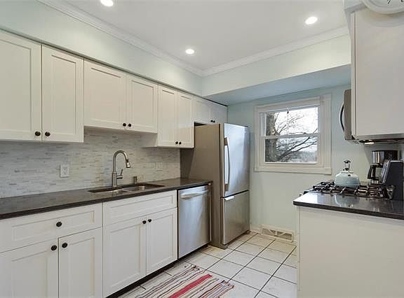 3rd image of 9714 Twincrest Dr