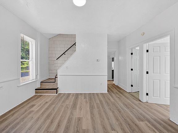 5th image of 511 Brown St