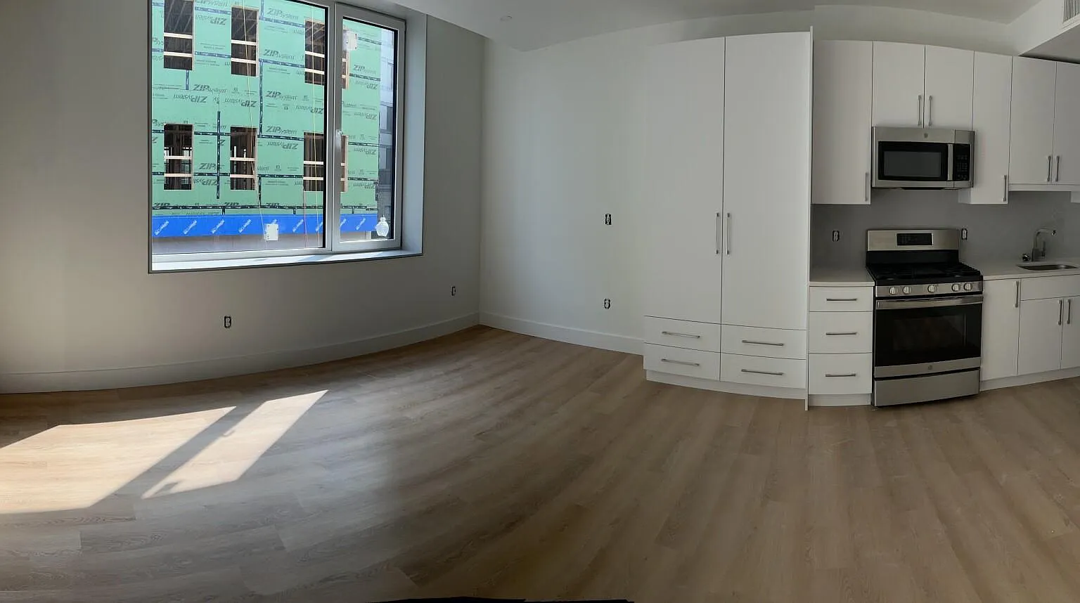 Studio, 400 sqft, $2,100 — Photo 4