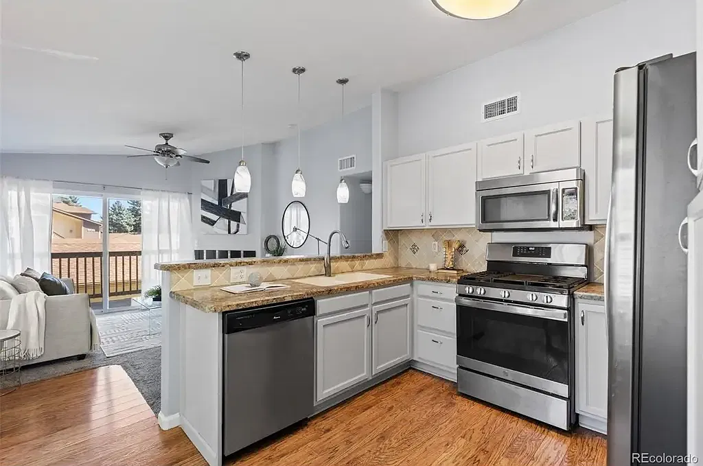 2 bed, 955 sqft, $1,900 — Photo 3