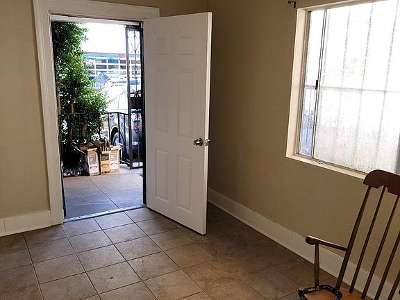3rd image of 712 W 40th Pl