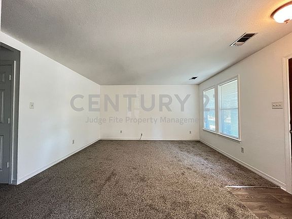 3rd image of 403 W Oak St