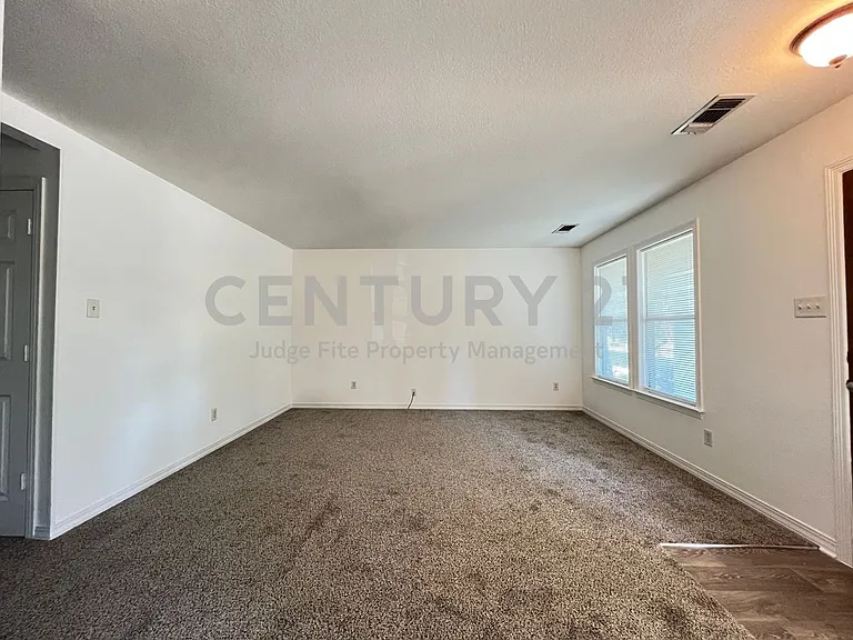 403 W Oak St — Photo 3