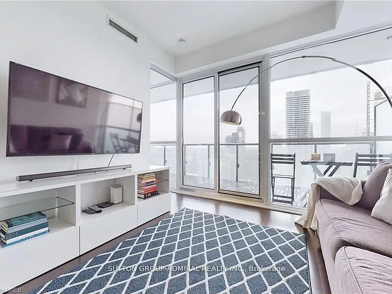 15 Grenville St #3706 — Photo 4