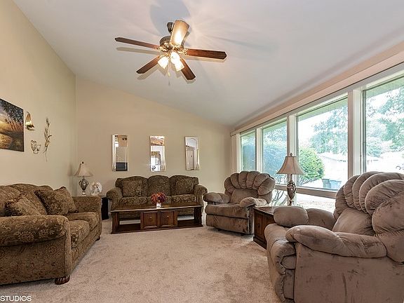2nd image of 927 Garfield Dr
