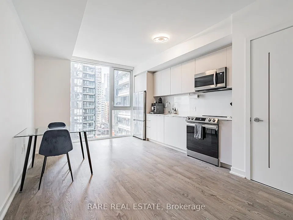357 King St W #3006