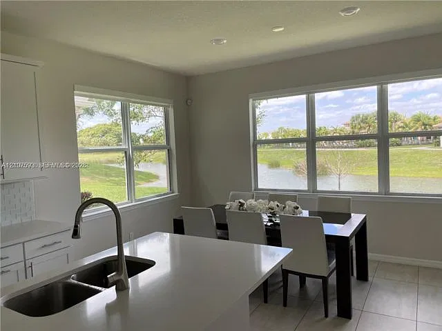3 bed, 2.5 bath, $5,500 — Photo 2
