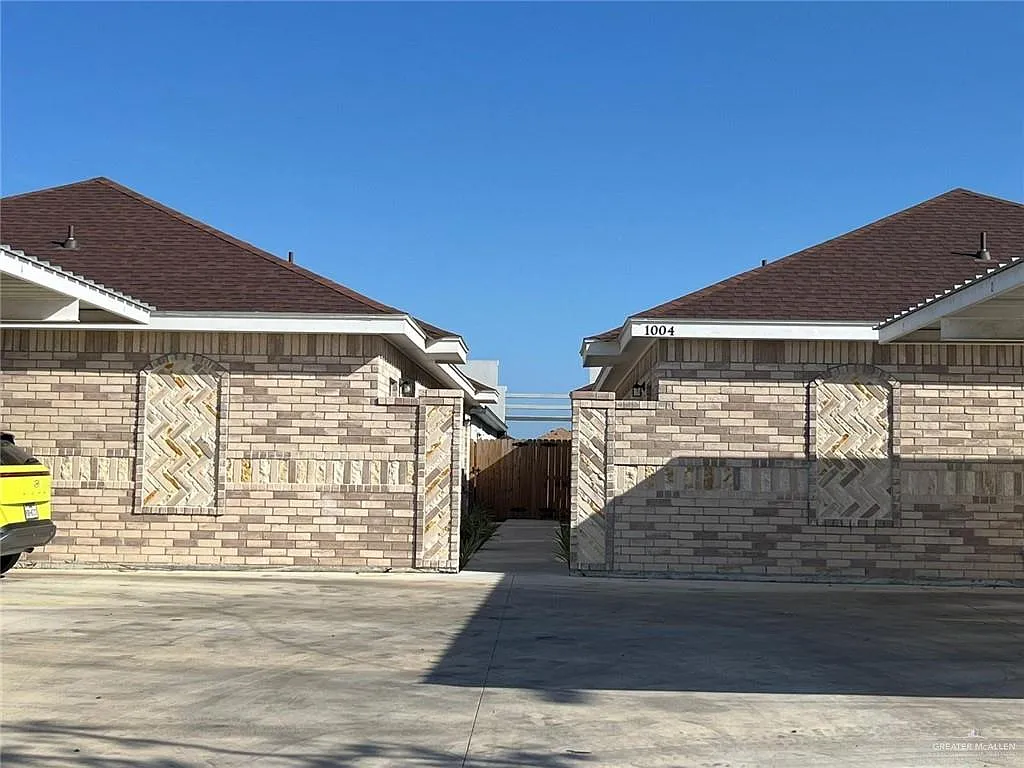 2 bed, 2.0 bath, 900 sqft, $1,095 — Photo 2