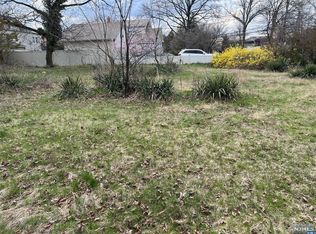 2 Bridle Way, Paramus, NJ 07652