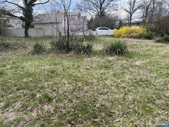 2 Bridle Way, Paramus, NJ 07652