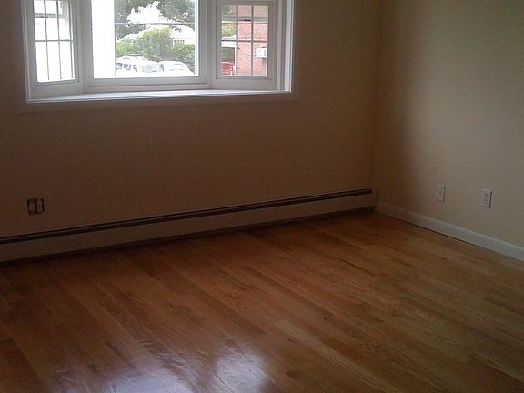 Bay window, hardwood floors lr/dr