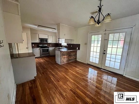 4th image of 220 Hillside Cir