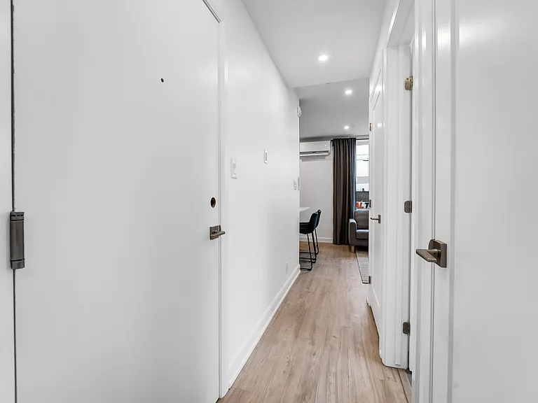 887 Somerset St W — Photo 23
