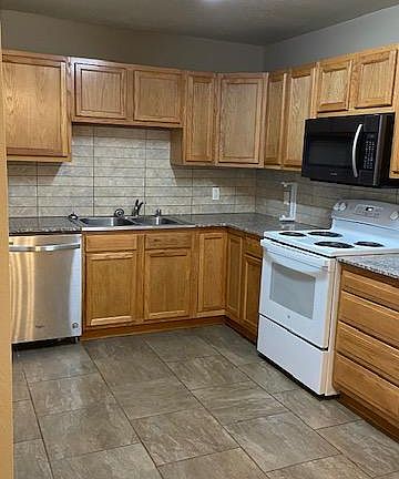 3rd image of 72 Princeton Ct #72