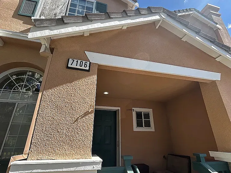 3 bed, 2.5 bath, 1404 sqft, $1,050 — Photo 1