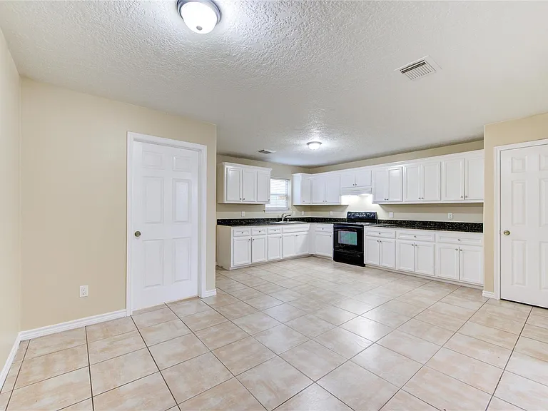 605 Center St #B — Photo 6
