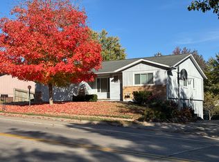 1022 Sunset St, Iowa City, IA 52246