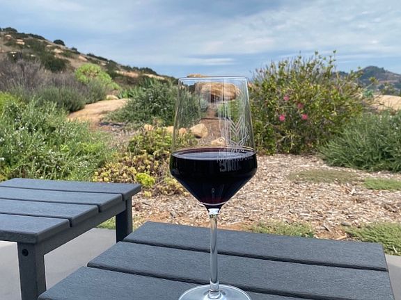 Wineries: Speckle Rock (1 mi), Cordiano (1.5 mi), ZXQ (2 mi), Domaine Artefact (2 mi), Altipiano (2.5 mi), Mia Maria (3.5 mi)