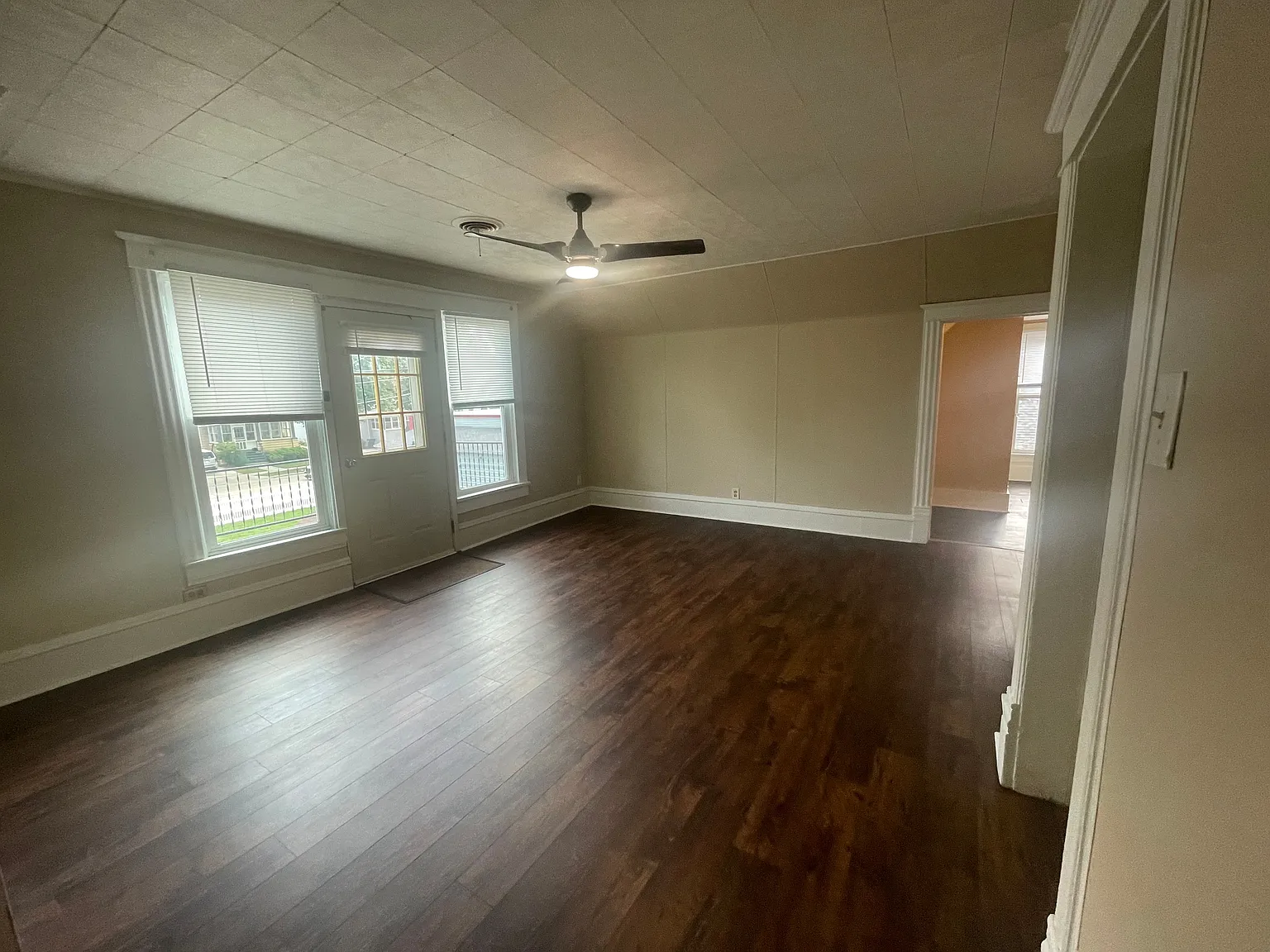 2 bed, 1.0 bath, 876 sqft, $850 — Photo 2