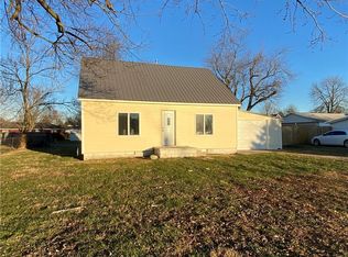 614 N Vine St, Windsor, IL 61957