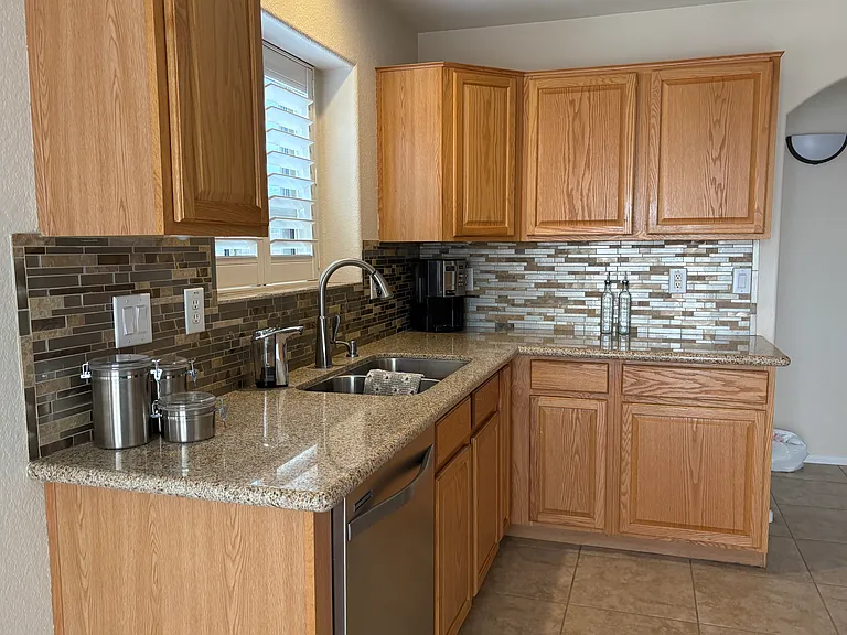 Kitchen Granite Countertops witch Designer Backsplash