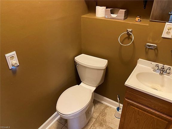 5th image of 956 Lakeview Dr