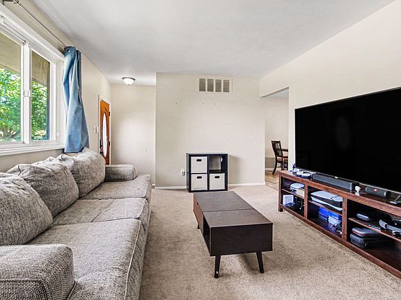 3rd image of 34101 Sequoia St
