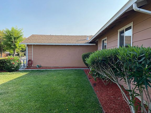 3rd image of 658 Arrowhead Dr