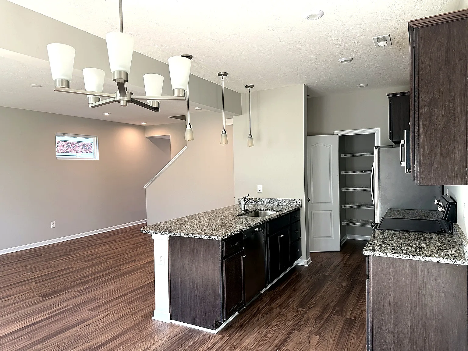 3 bed, 2.5 bath, 1650 sqft, $2,400 — Photo 2