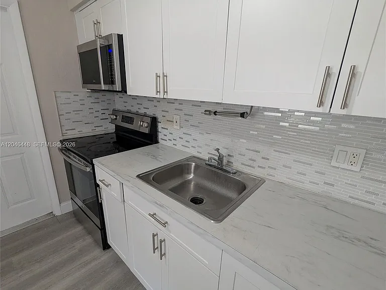 2300 Douglas St #1 — Photo 6